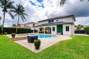 Luxury Tropical Living , 4BR w Backyard Pool Oasis